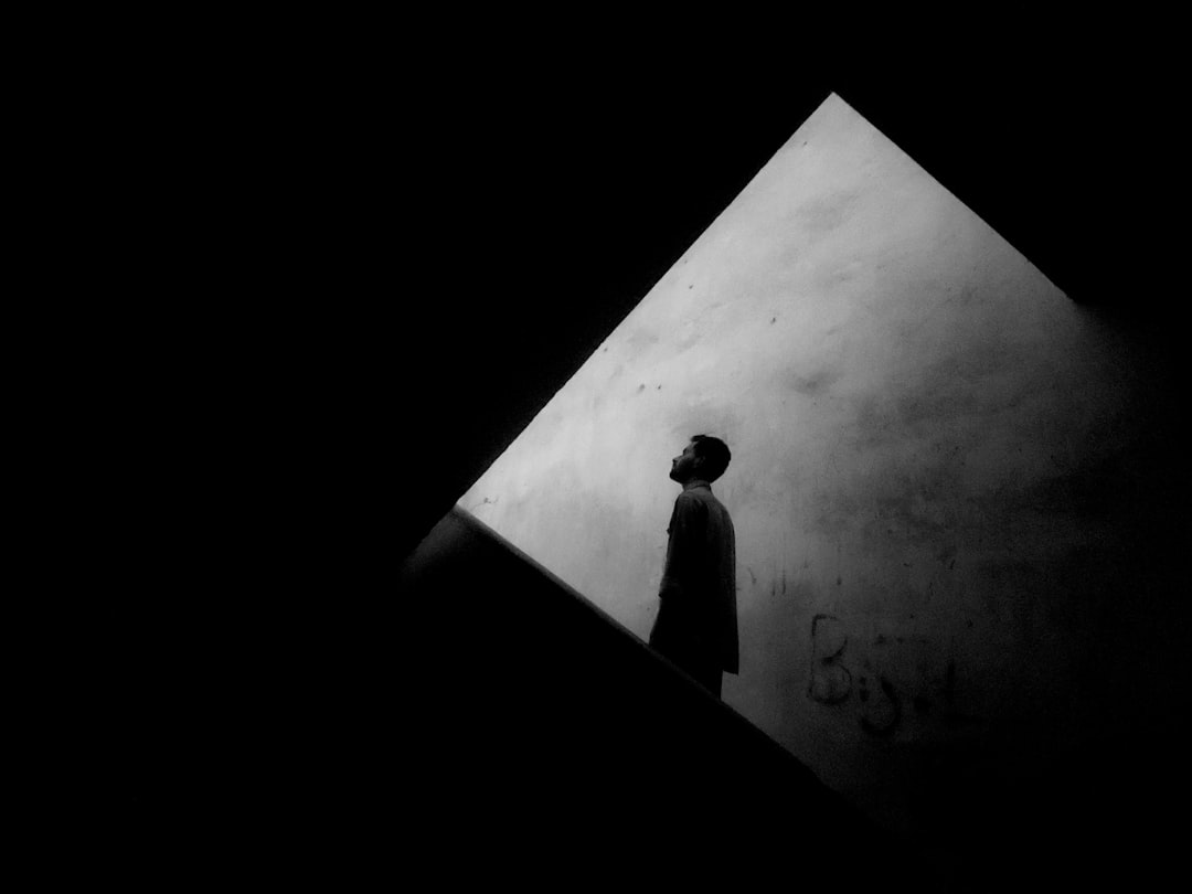 De ce ne vine să stăm singuri fără explicație